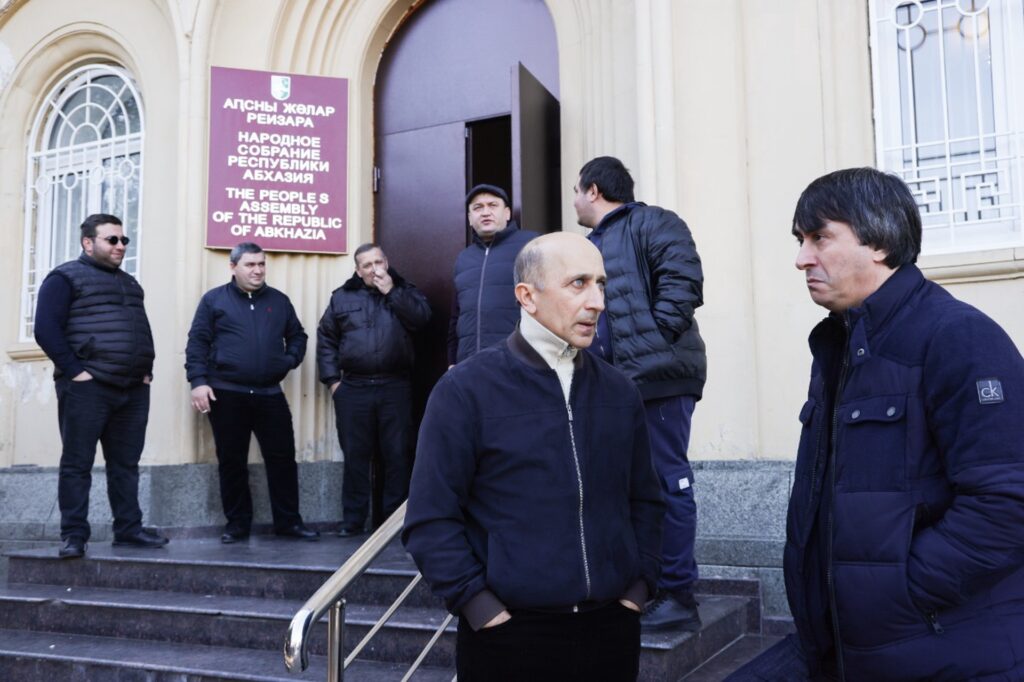 пиштољи у парламенту Абхазије