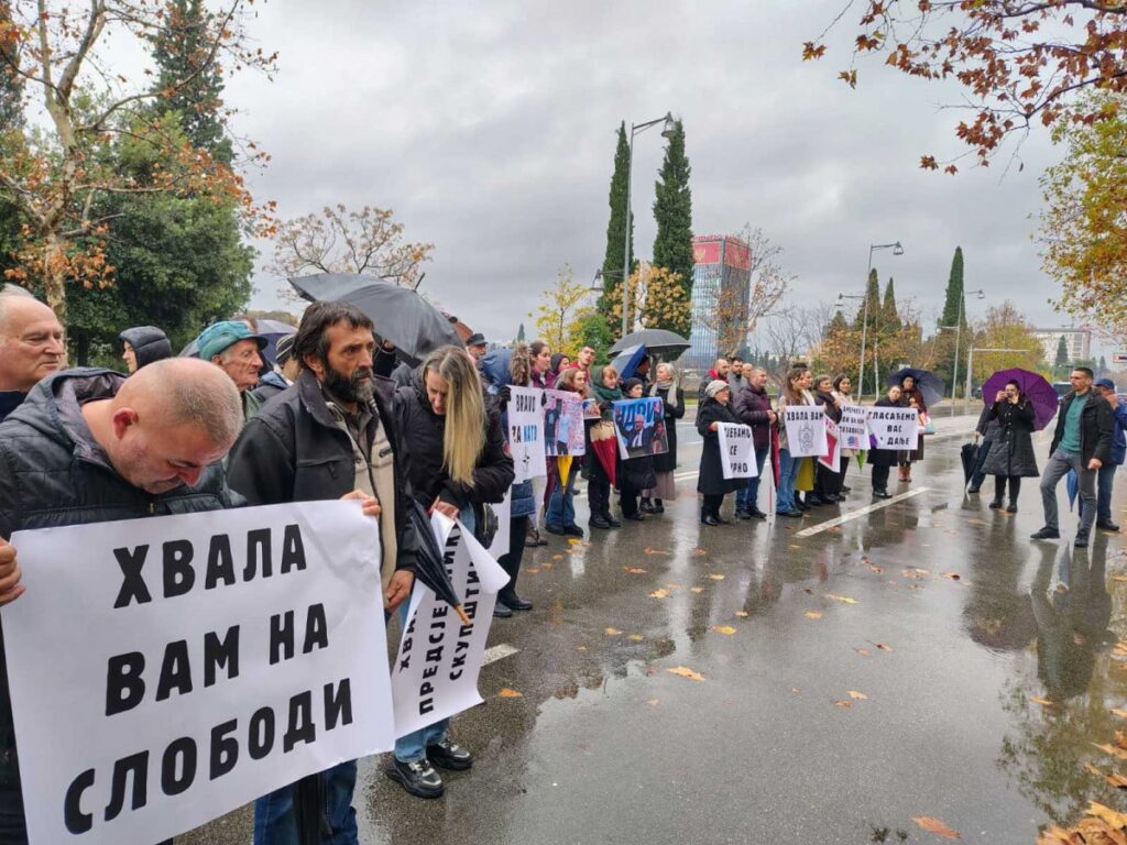 протест испред Скупштине Црне Горе