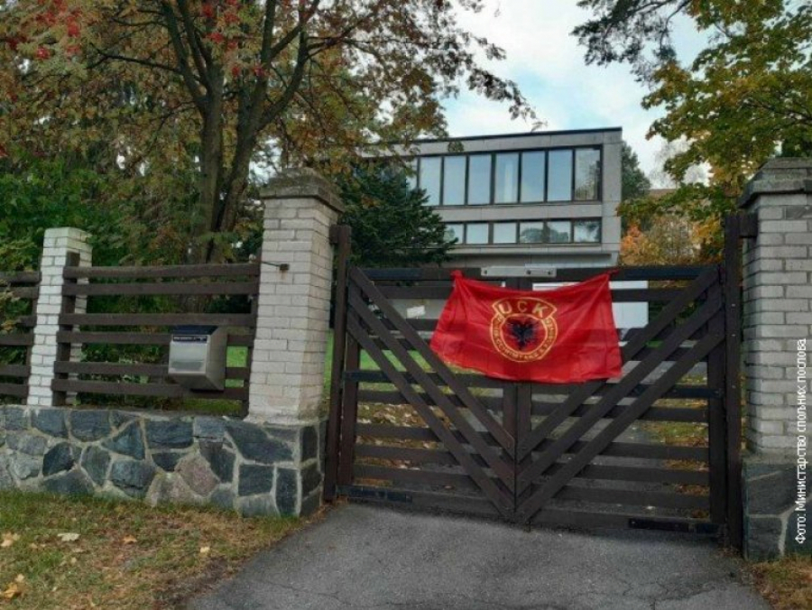 застава терористичке ОВК на згради срспке амбасаде у Финској