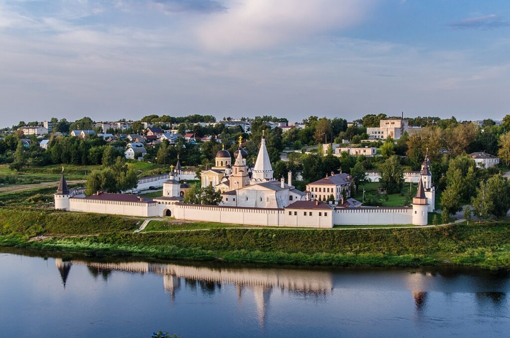 1200px-Старицкий_Свято-Успенский_монастырь