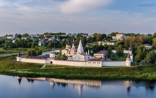 1200px-Старицкий_Свято-Успенский_монастырь