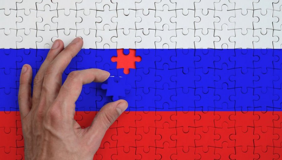 је