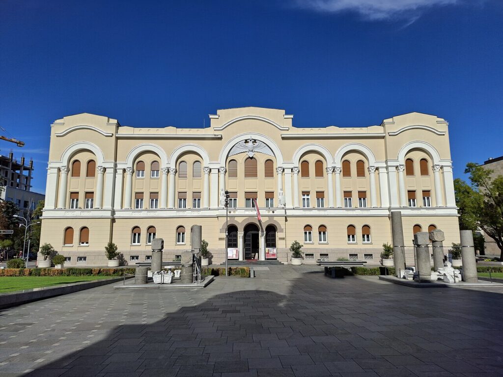 Бански двор