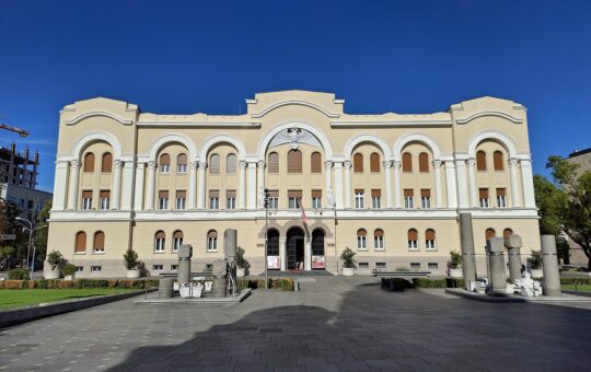 Бански двор
