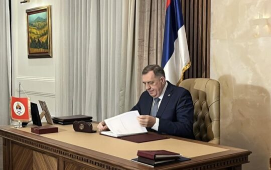 Додик потписао указе