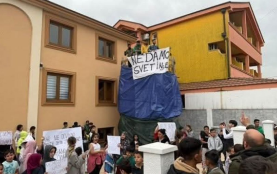 протест испред џамије