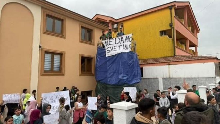 протест испред џамије