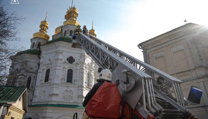 пао крст на Лаври