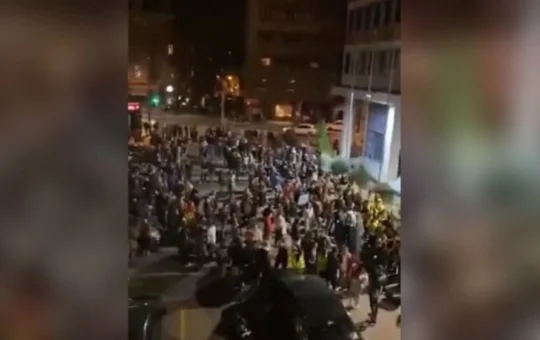 разјарена маса напала полицију испред РТС
