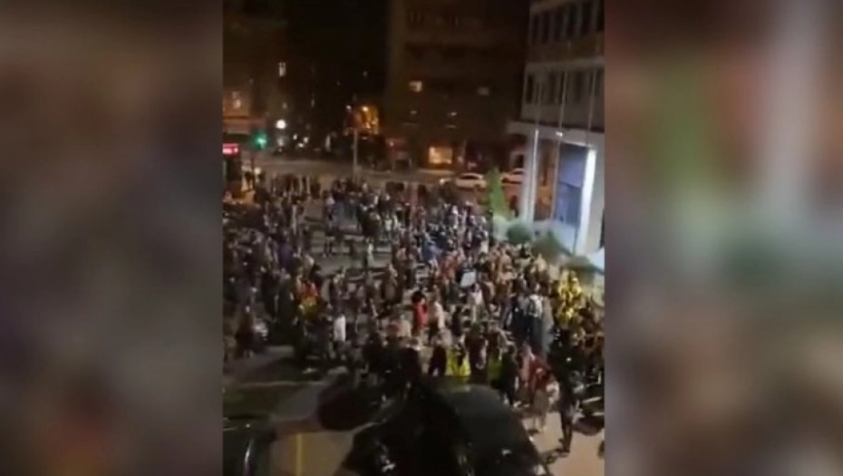 разјарена маса напала полицију испред РТС