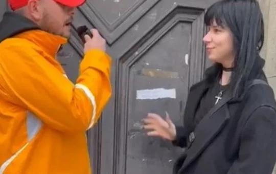 Блокадери избацују младића који снима