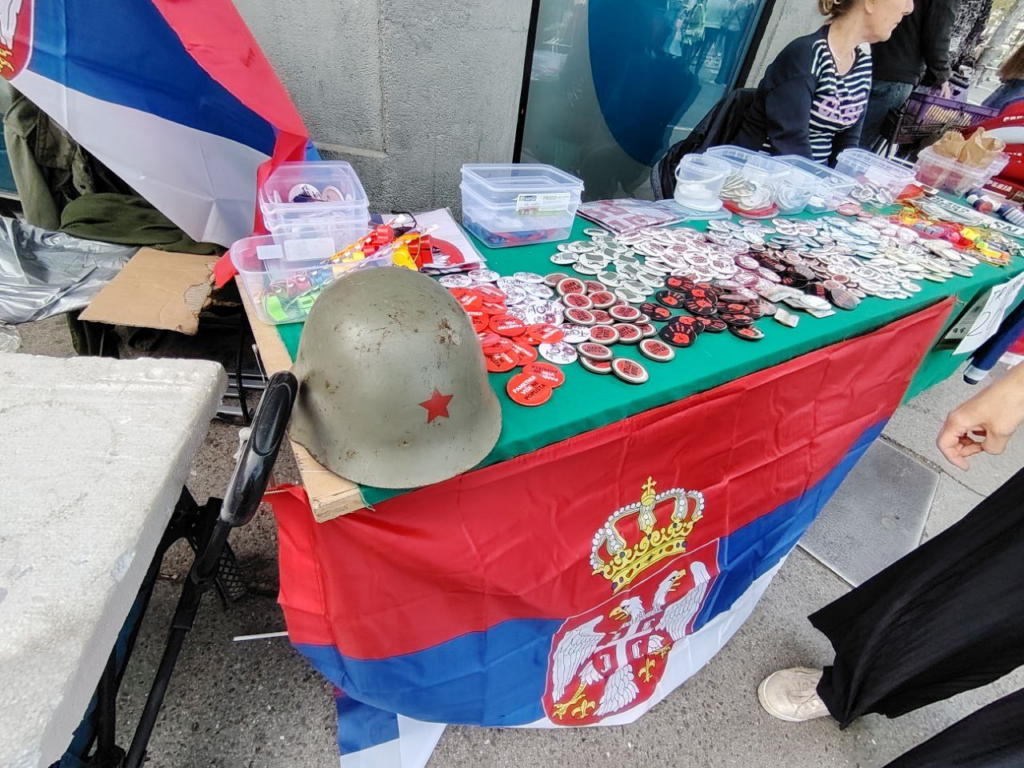 НОВИ БИЗНИС БЛОКАДЕРА: У улици где је пала надстрешница продају српске заставе са попустом