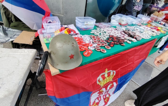 НОВИ БИЗНИС БЛОКАДЕРА: У улици где је пала надстрешница продају српске заставе са попустом