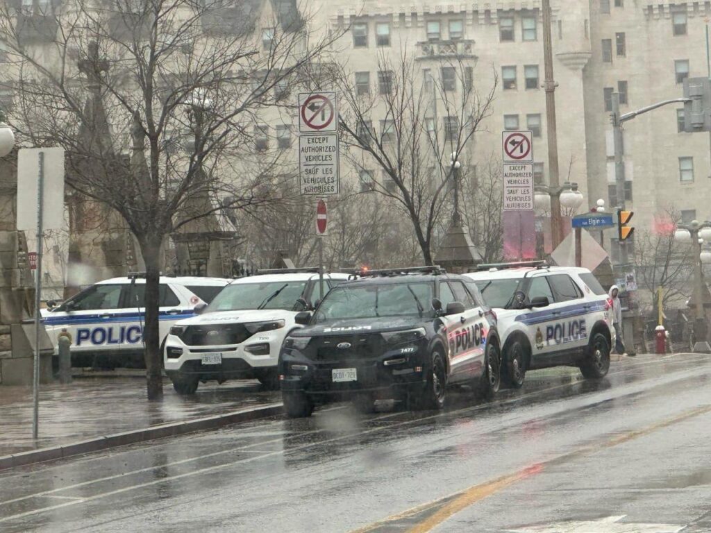 Паника код канасдског парламента