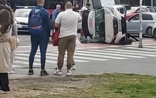 Такси се преврнуо на Ушћу