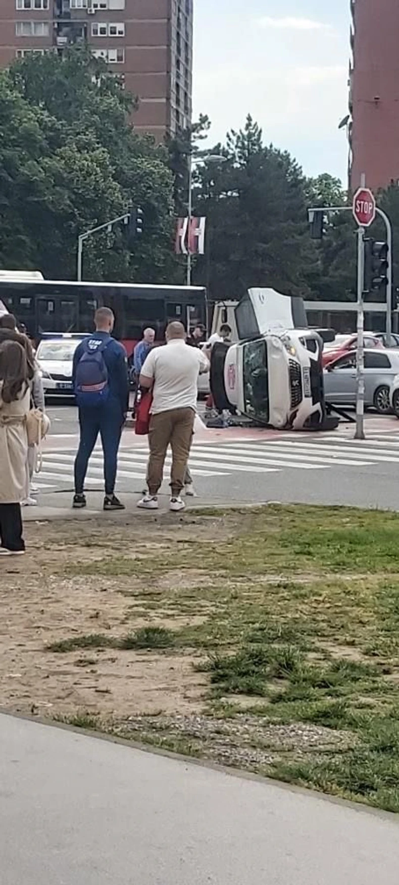 Такси се преврнуо на Ушћу