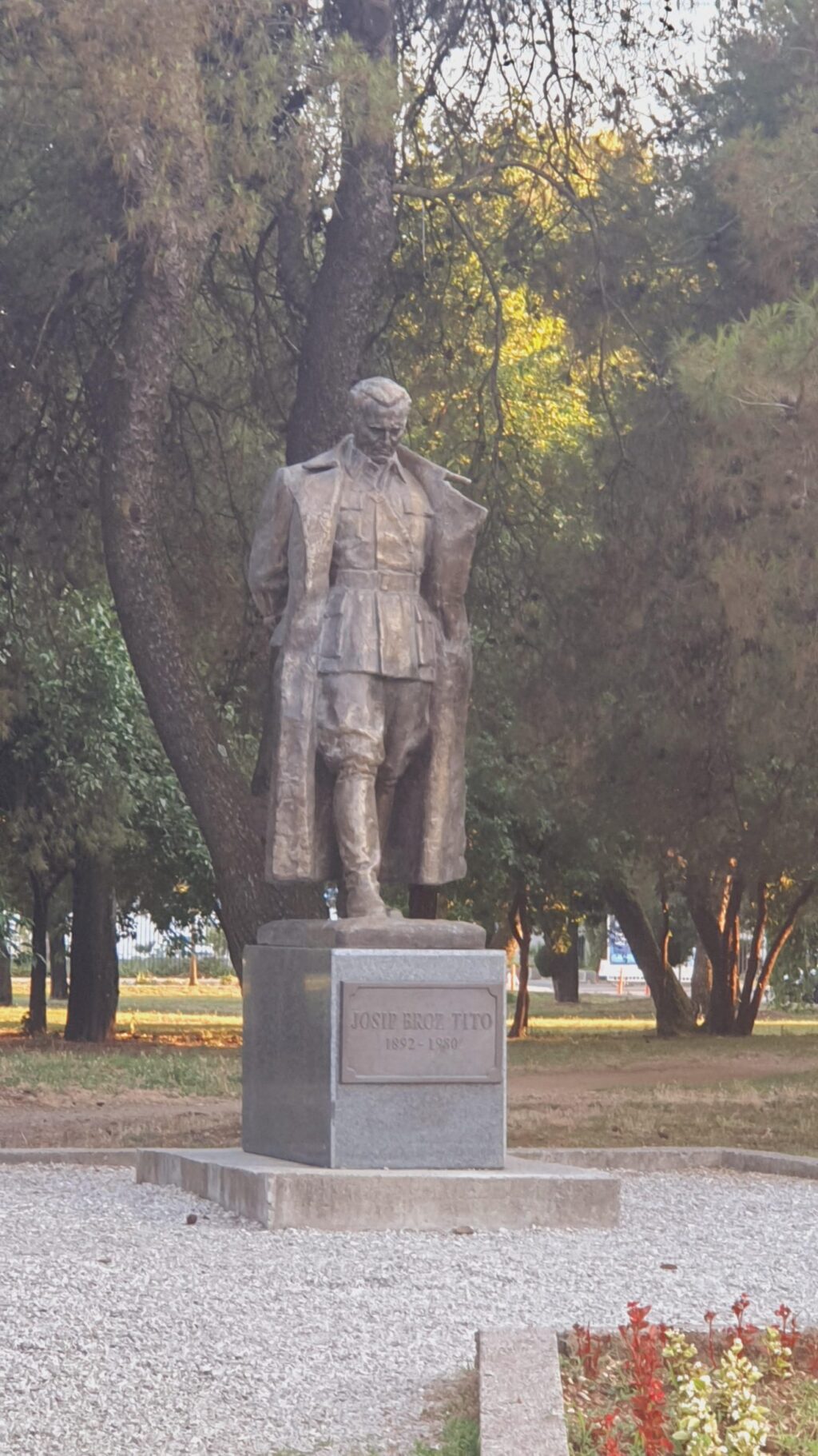 Споменик Титу