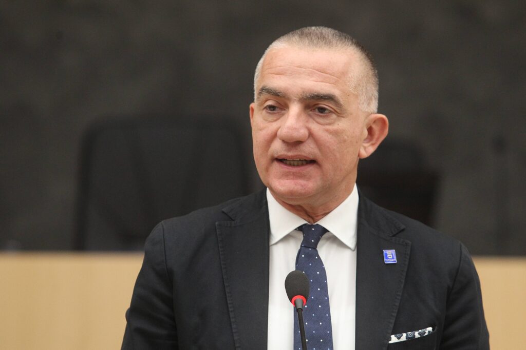 министар
