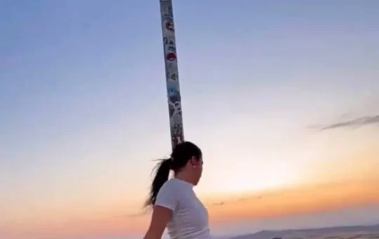 0x0-kapadokyada-skandal-goruntu-kadin-turist-turk-bayragi-direginde-uygunsuz-hareketler-yapti-1755760095829
