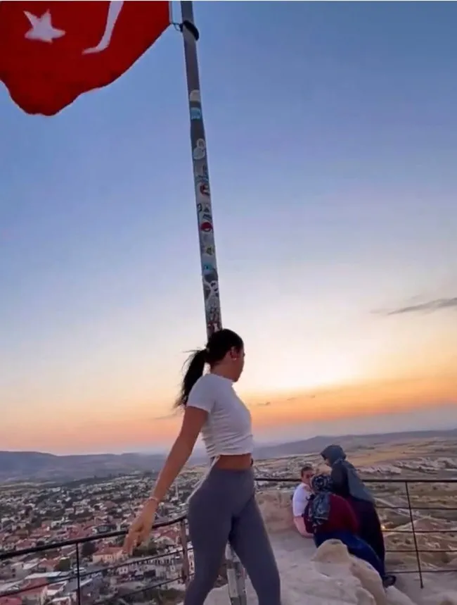 0x0-kapadokyada-skandal-goruntu-kadin-turist-turk-bayragi-direginde-uygunsuz-hareketler-yapti-1755760095829