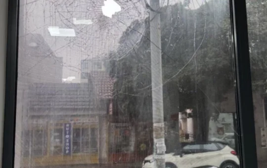 Блокадери поново на делу: Трећи напад на просторије Покрета за народ и државу у Нишу