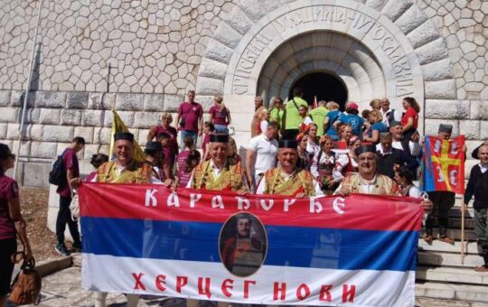 Херцегновљани на Виду: Ловоров венац за српске мученике, из руку и срца примораца