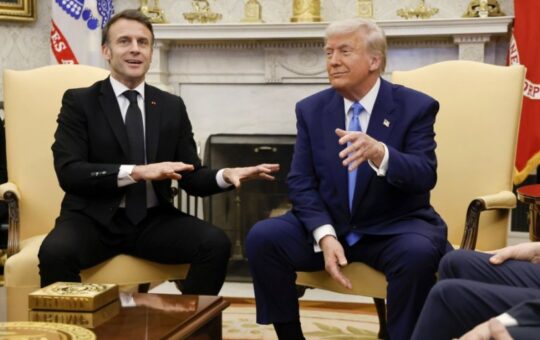 Макрона зауставили њујоршки плавци: Пардон мсје, Трамп има предност
