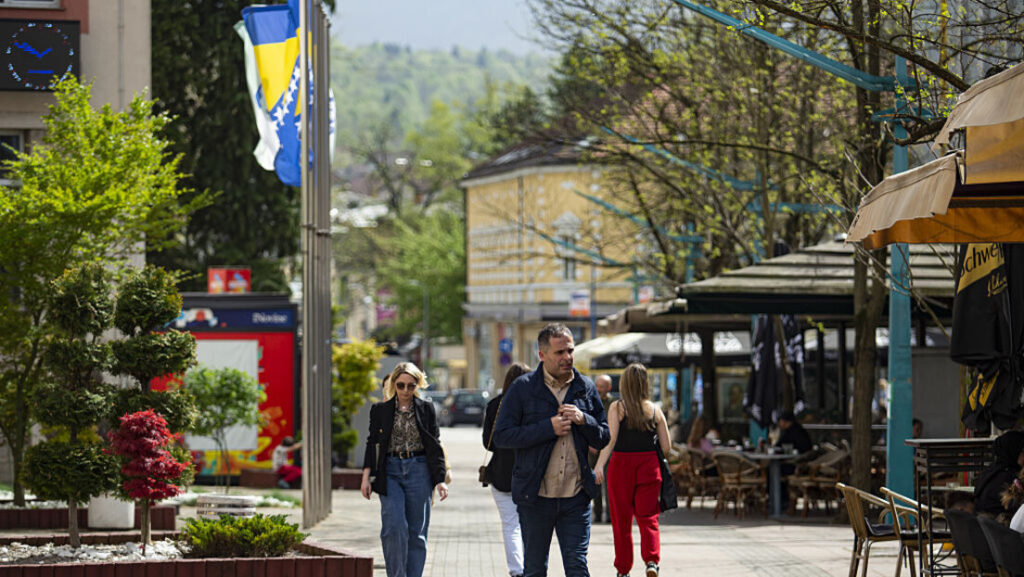 Засметала му песма: Радикални исламиста претио српској породици у Бихаћу
