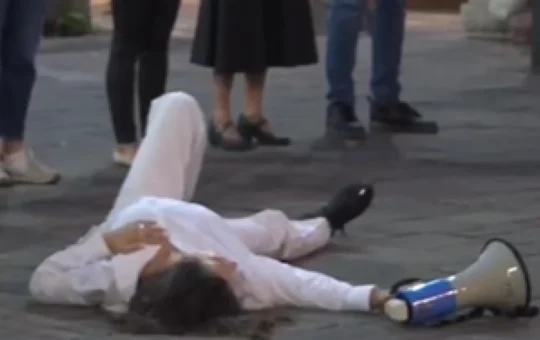 Блокадери се ваљају по поду