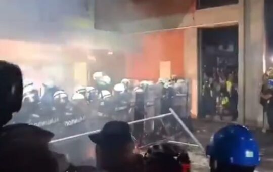 ДОГОВОРЕНИ НАПАДИ НА ПОЛИЦИЈУ? Поруке из тајних група откривају шта стоји иза хаоса у Новом Саду