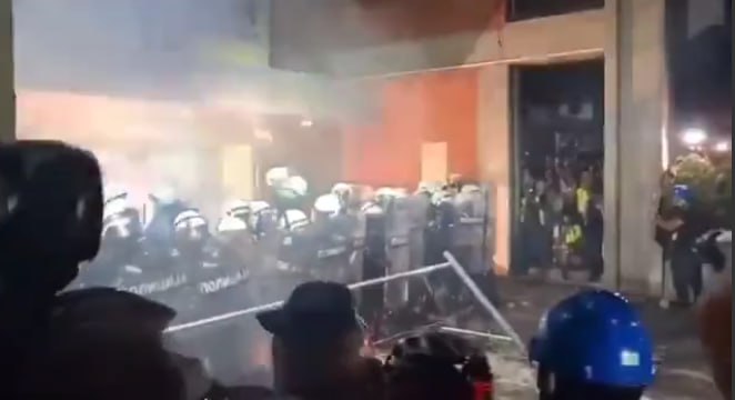 ДОГОВОРЕНИ НАПАДИ НА ПОЛИЦИЈУ? Поруке из тајних група откривају шта стоји иза хаоса у Новом Саду