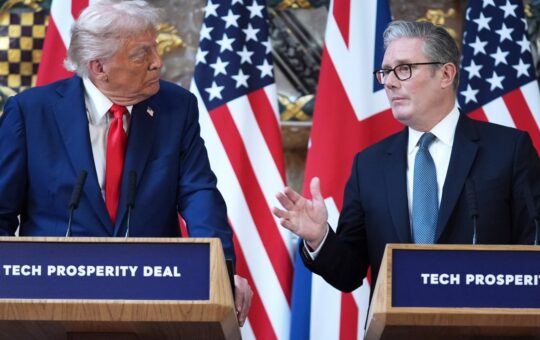 ТРАМП ПРЕМИЈЕРУ БРИТАНИЈЕ: ПОШАЉИ ВОЈСКУ НА ГРАНИЦУ, НЕМОЈ ДА ЧЕКАШ ДА ТЕ ПОЈЕДУ