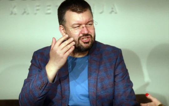 СТУДЕНТИ БЛОКАДЕРИ ПОКРАЛИ 500 ЛИТАРА ВИНА ИЗ РЕКТОРАТА! Борба за бољу будућност уз чашу црног