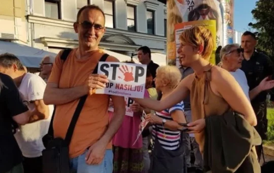 Крвава шака као најава рушења државе: Како је Динко Грухоњић 2019. године симболично открио циљеве протестног покрета