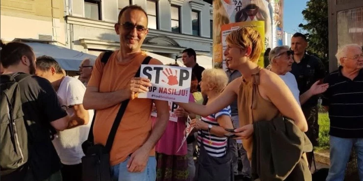 Крвава шака као најава рушења државе: Како је Динко Грухоњић 2019. године симболично открио циљеве протестног покрета