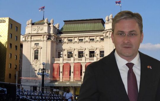 Када политика уђе у позориште: Народно затворено, глумци на улици