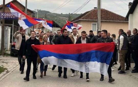 НАРОД УПОРАН, УПРКОС ПРЕТЊАМА Срби са заставама, расељени с КиМ у аутима: Гласање као чин слободе