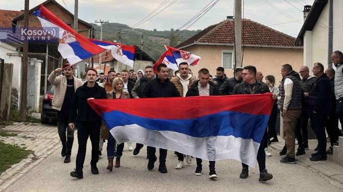 НАРОД УПОРАН, УПРКОС ПРЕТЊАМА Срби са заставама, расељени с КиМ у аутима: Гласање као чин слободе