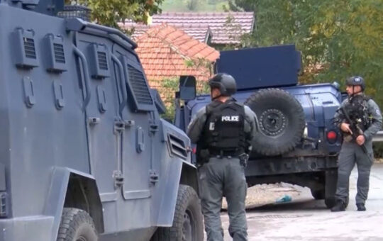 БРУТАЛНА РЕПРЕСИЈА НА СЕВЕРУ КОСОВА: Седморо Срба ухапшено, порушене куће, народ у страху