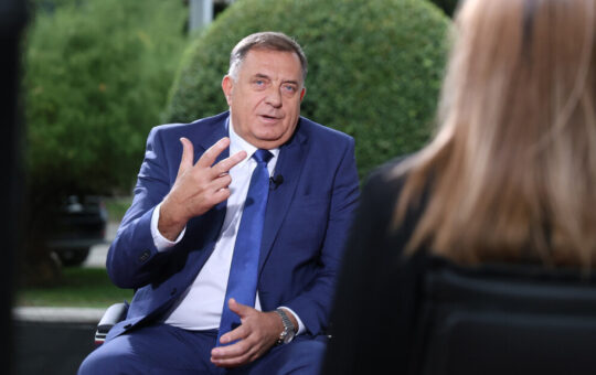 Додик: Велика Британија, Немачка и Француска желе „обојену револуцију“ у Србији