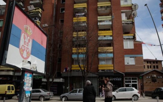 Опет напад на српске симболе: Прекречена трибина у бојама српске заставе у Косовској Митровици