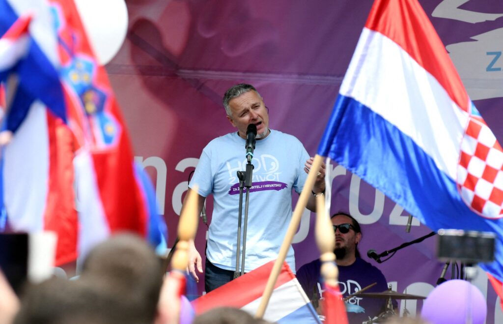 Кривична пријава против Томпсона, али селфи с премијером важи више