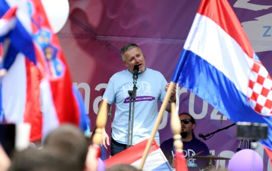 Кривична пријава против Томпсона, али селфи с премијером важи више