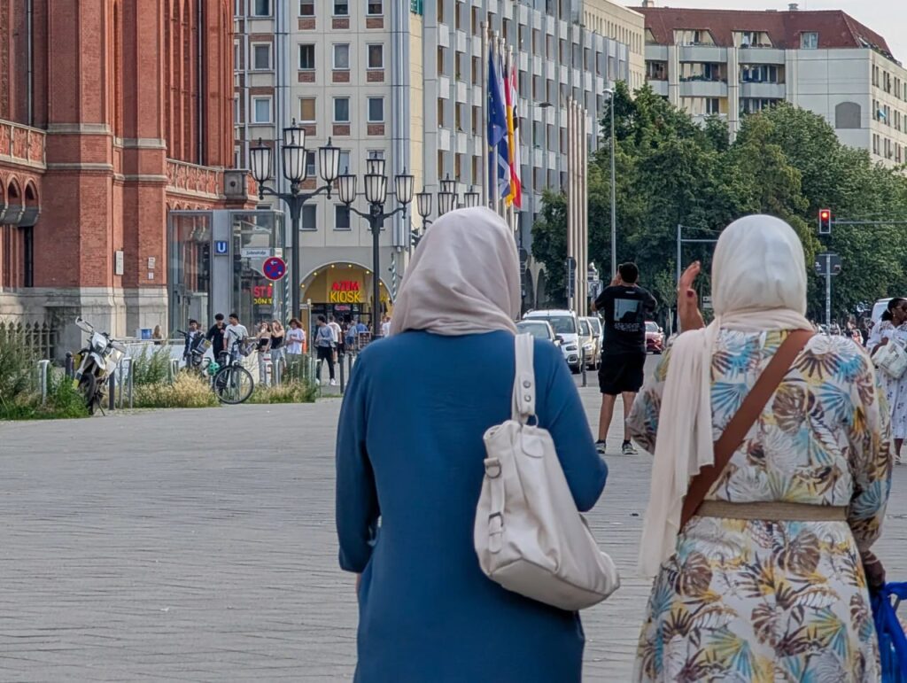 ПОСЛАНИК ЕП ПОКРЕНУО ИНИЦИЈАТИВУ: ЗАБРАНА ИСЛАМСКИХ МАРАМА У ИНСТИТУЦИЈАМА ЕУ