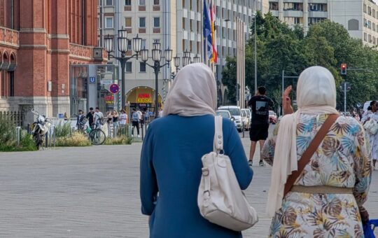 ПОСЛАНИК ЕП ПОКРЕНУО ИНИЦИЈАТИВУ: ЗАБРАНА ИСЛАМСКИХ МАРАМА У ИНСТИТУЦИЈАМА ЕУ