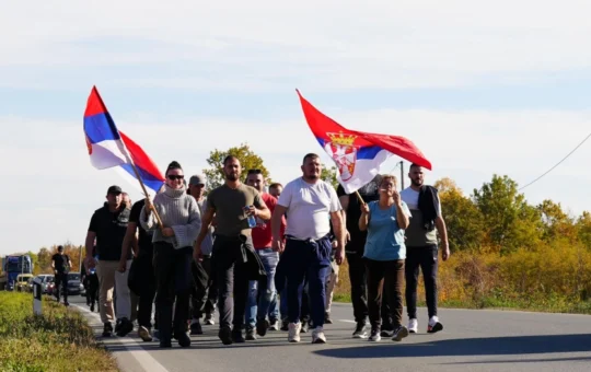 Срби са Космета пешаче