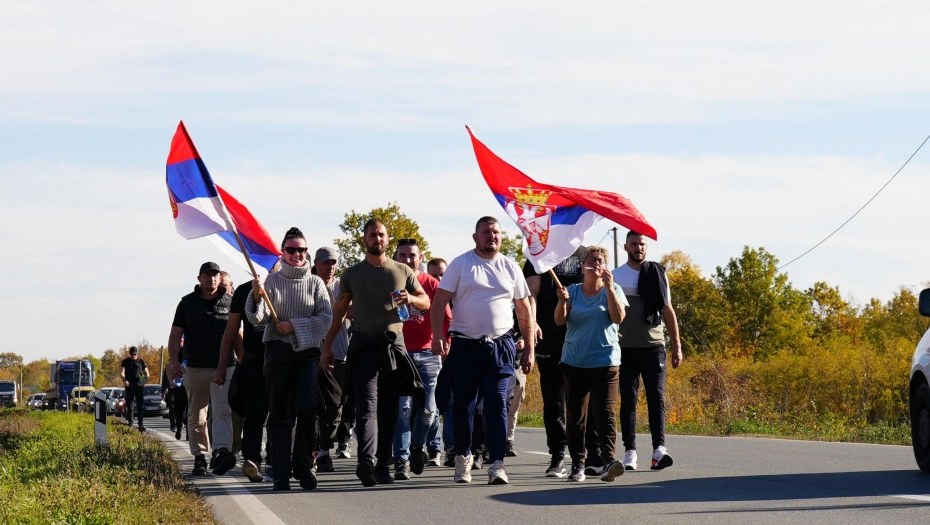 Срби са Космета пешаче