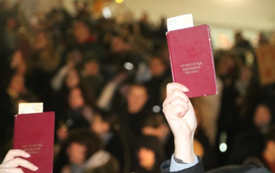СТУДЕНТИ У ПАНИЦИ, ДА ЛИ ЋЕ ДИПЛОМЕ БИТИ ВАЛИДНЕ: Бројни пропусти у акредитацији високообразовних установа и студијских програма!