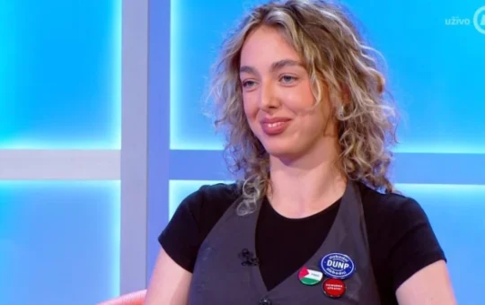 БЛОКАДЕРКА СА ЈАСНОМ АГЕНДОМ: Емина Спахић следи Угљанинову политику уз отворену подршку мајке, одборнице СДА