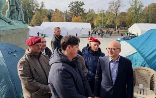 ВУЧЕВИЋ ОБИШАО МРДИЋА И ЗАМОЛИО ДА ПРЕКИНЕ ШТРАЈК ГЛАЂУ: Ово не представља политички чин, већ људски вапај за правдом